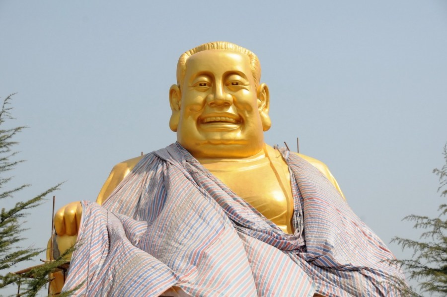 图位此前的4月26日，“佛像”上出现帆布，最终，工作人员将帆布盖在“佛像”头像上。