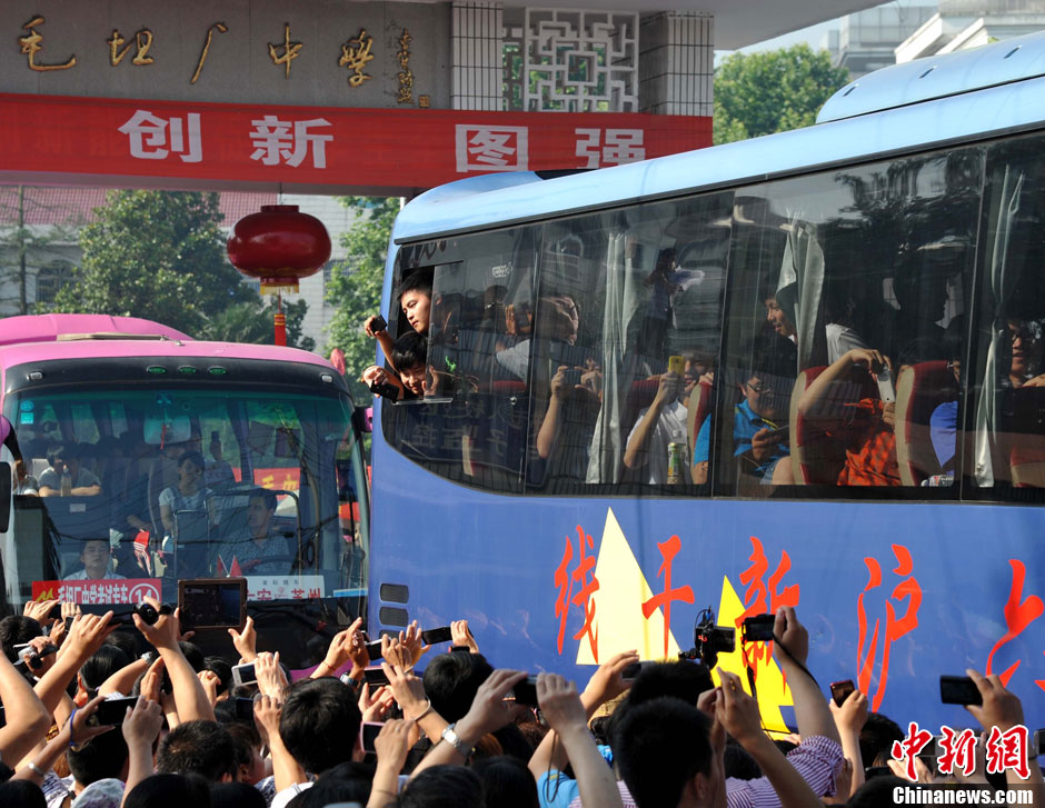 6月5日，一年一度的毛坦厂镇“送考节”到来，70辆大巴车护送毛坦厂中学万名考生安全赴考。