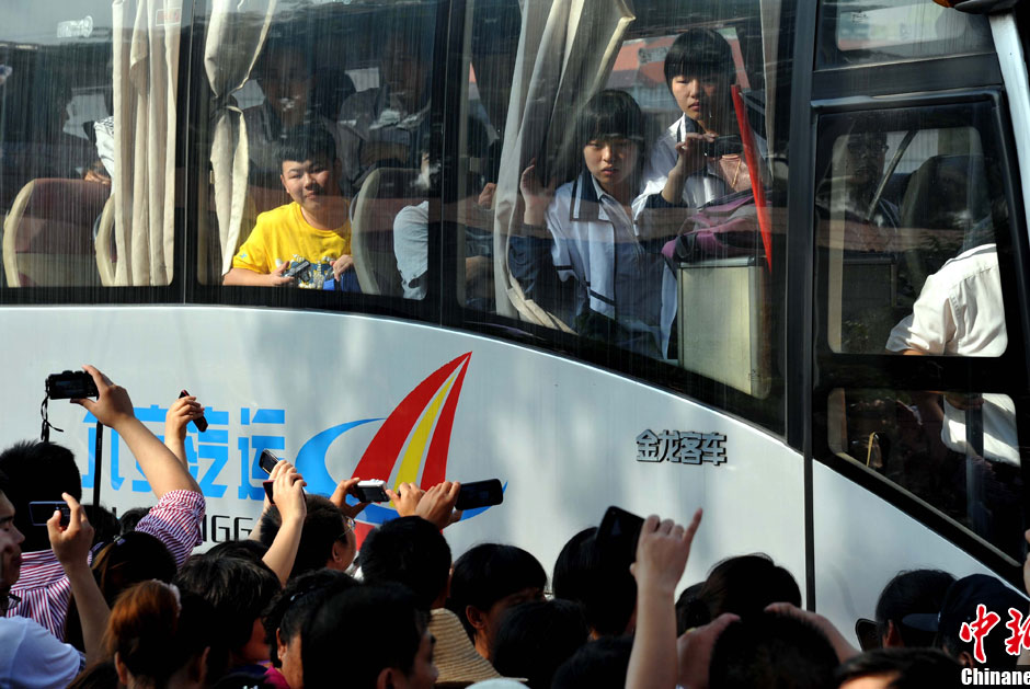 6月5日，一年一度的毛坦厂镇“送考节”到来，70辆大巴车护送毛坦厂中学万名考生安全赴考。
