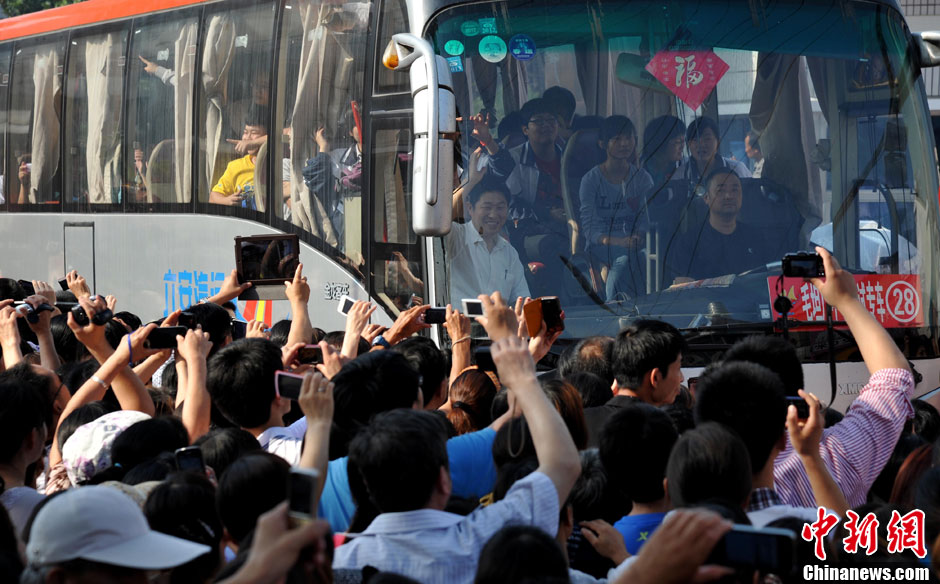 6月5日，一年一度的毛坦厂镇“送考节”到来，70辆大巴车护送毛坦厂中学万名考生安全赴考