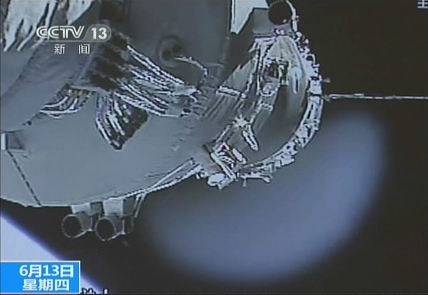 图为北京航天飞行控制中心指挥大厅大屏幕播出对接实时画面。