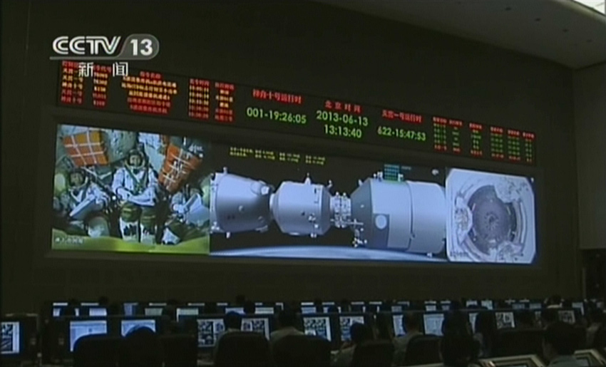 图为北京航天飞行控制中心指挥大厅大屏幕播出神十内宇航员航天员画面。