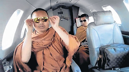 　泰国僧侣“炫富”（视频截图）
