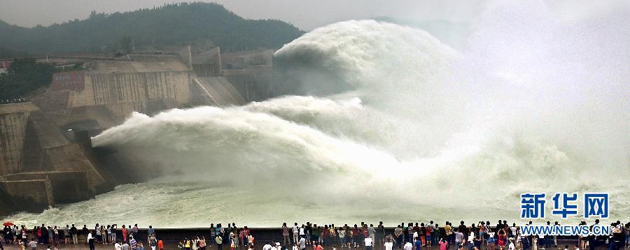 　　6月22日，大批游客聚集在黄河小浪底出水口前观看巨瀑飞泻的景观。
