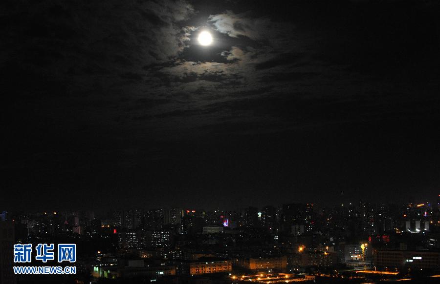 6月23日晚，一轮圆月高悬在海南省海口市上空。