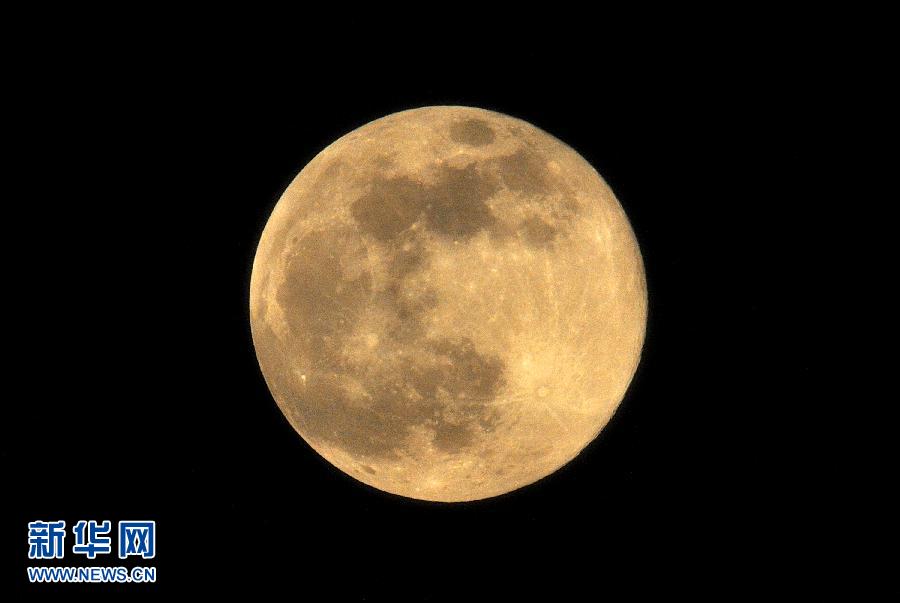 6月23日晚，云南省昆明市上空的圆月。