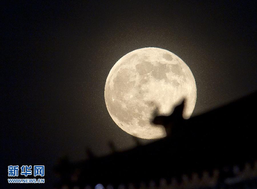 6月23日晚，在北京故宫角楼附近拍摄的圆月。