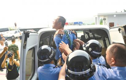 6月19日，安岳县看守所，押赴刑场的一刻，刘明（化名）跳起来托付亲友照顾好父母。吴小川 摄