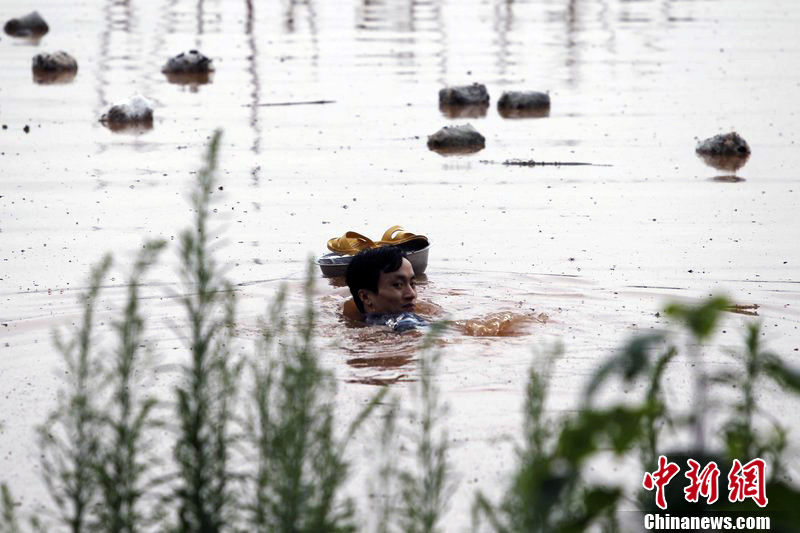 重庆孕妇被困孤岛挨饿 丈夫冒险游泳送口粮