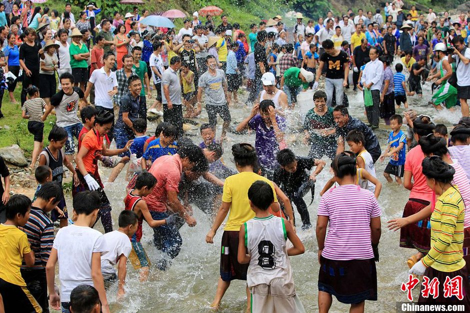 图为7月9日，村民在小河里摸鱼抢鱼。谭凯兴 摄