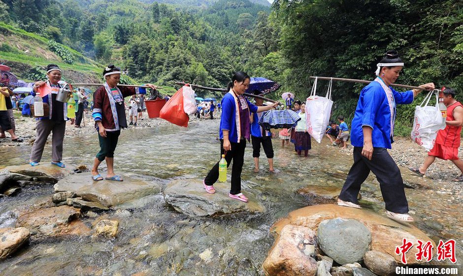 7月9日，一年一度的闹鱼节在广西融水苗族自治县白云乡保江村举行，附近村屯的居民前往集会地参加节日活动