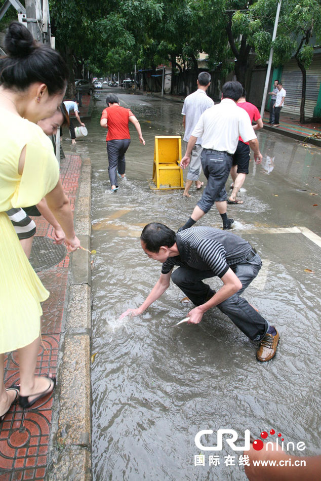 台风过后厦门城区积水 市民“浑水摸鱼”收获丰