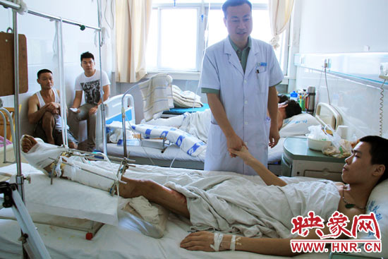 据仁济医院外伤科主任张明伍介绍，杨伟峰的小腿的创面已经恢复得差不多了，治疗情况还比较乐观。但因为小腿