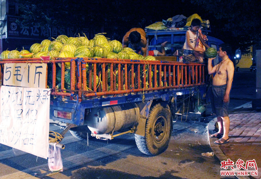 深夜郑州街头的瓜农