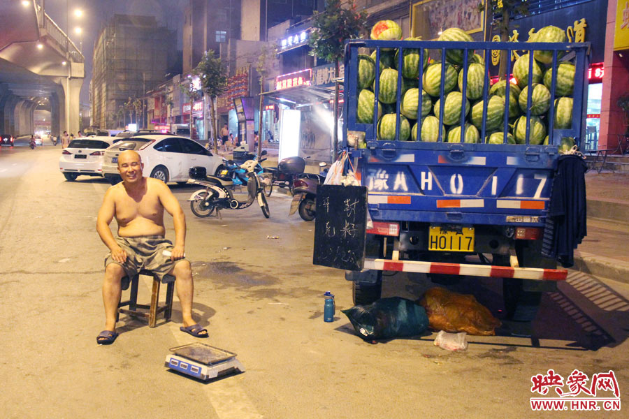 深夜郑州街头的瓜农