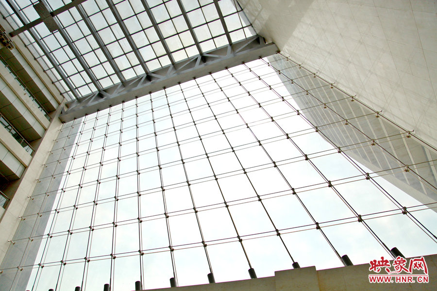 图书馆采用了大量的玻璃幕墙设计，现代感十足。