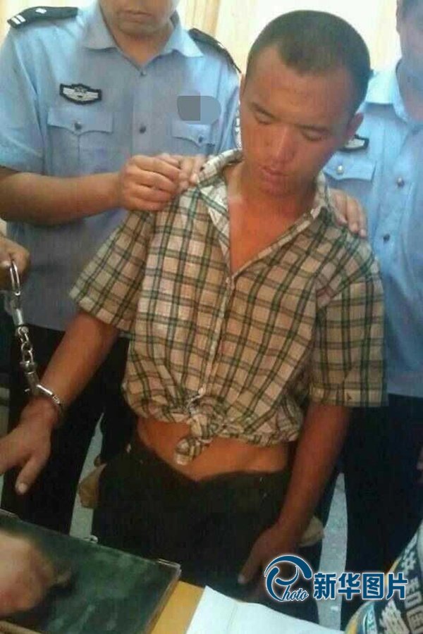 2013年8月20日午间，河南省安阳警方将“8.19公交抢劫案”嫌犯24岁的周江波缉拿归案。图片来