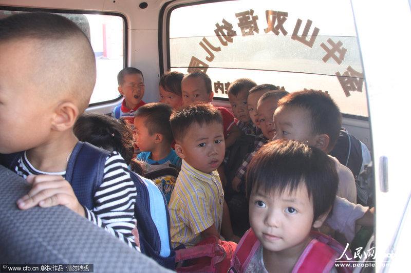 河南一面包车当校车严重超载 6座挤着28个孩子