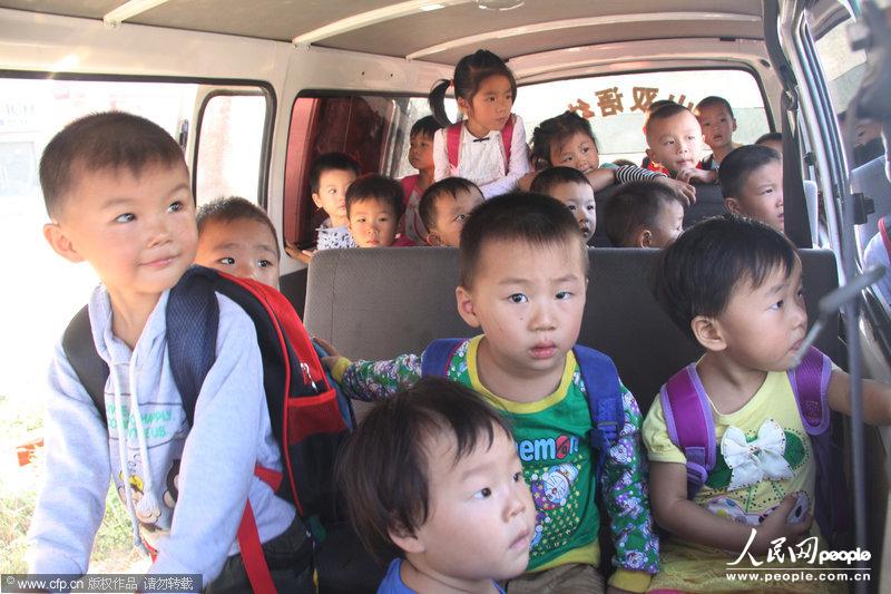 河南一面包车当校车严重超载 6座挤着28个孩子