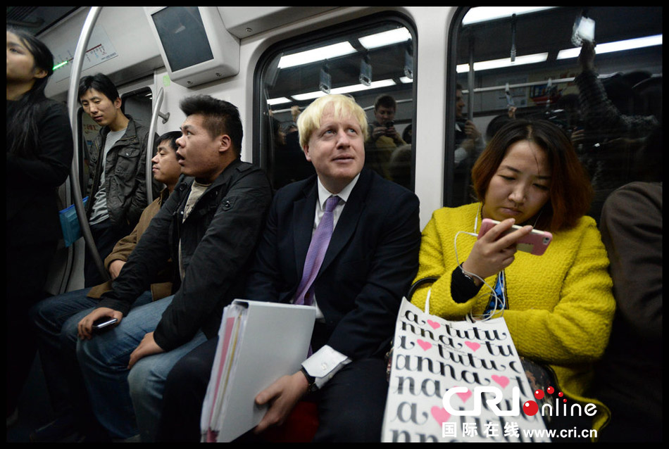 伦敦市长北京体验地铁一号线 遭邻座"漠视"