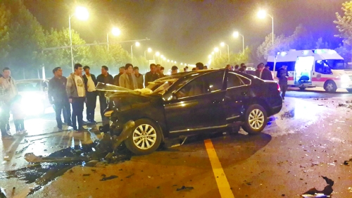 车祸发生在郑开大道路中央双黄线附近,现场状况惨烈。