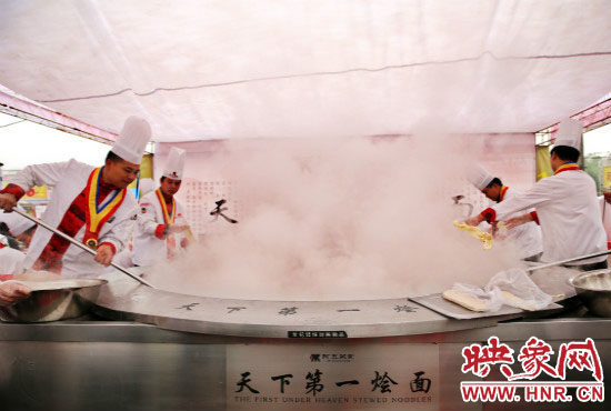 美食节将汇聚来自群全国各地300多种特色小吃、中华名吃、河南名吃。