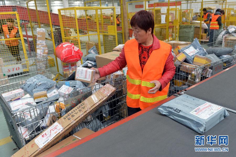 11月11日，天津津南区申通快递天津分拣中心工作人员在分拣快件。