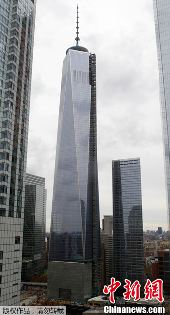 当地时间11月12日，美国纽约，世贸中心第一座大楼建成。
