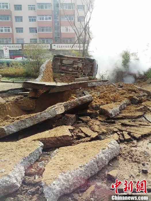 中石化黄潍输油管线破裂起火原油泄漏致多人死亡