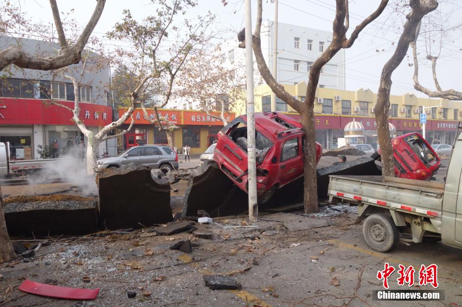 中石化黄潍输油管线破裂起火原油泄漏致多人死亡