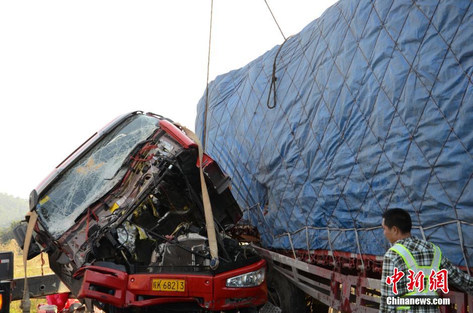 广云高速发生车祸 大型平板拖车横跨整个车道