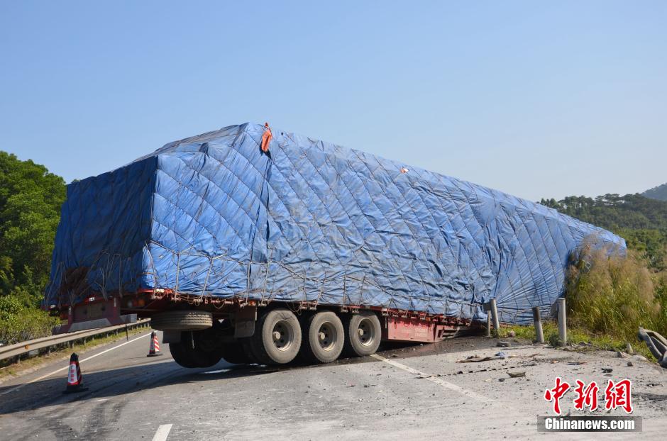 广云高速发生车祸 大型平板拖车横跨整个车道