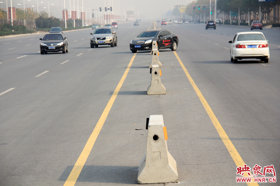 独家：记者走访郑开大道 已放置数百个水泥隔离桩
