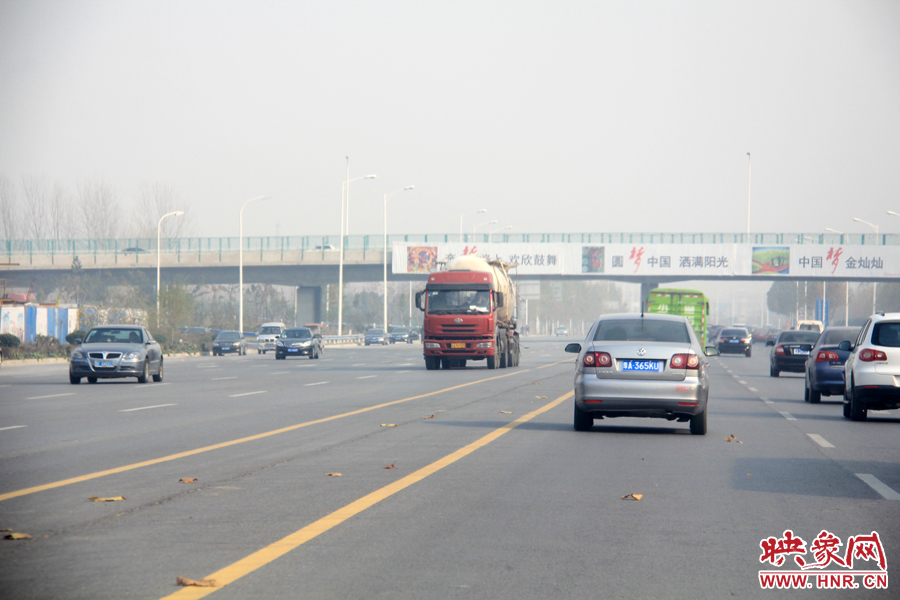 独家：记者走访郑开大道 已放置数百个水泥隔离桩