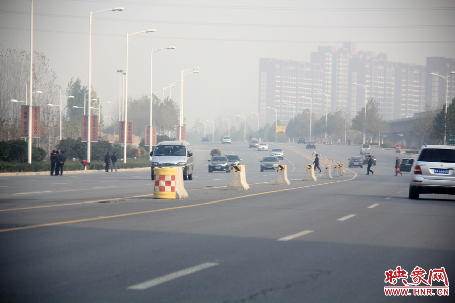 独家：记者走访郑开大道 已放置数百个水泥隔离桩