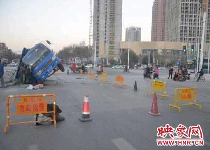“郑州地铁站附近路面塌陷”实为大货车压塌透水路面