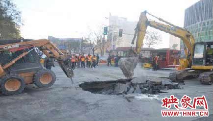 “郑州地铁站附近路面塌陷”实为大货车压塌透水路面