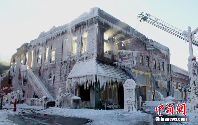 美国中东部遭暴风雪肆虐 街头房屋变“冰屋”