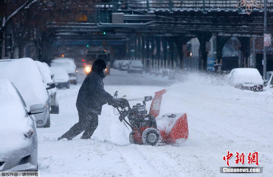 美国中东部遭暴风雪肆虐 街头房屋变“冰屋”