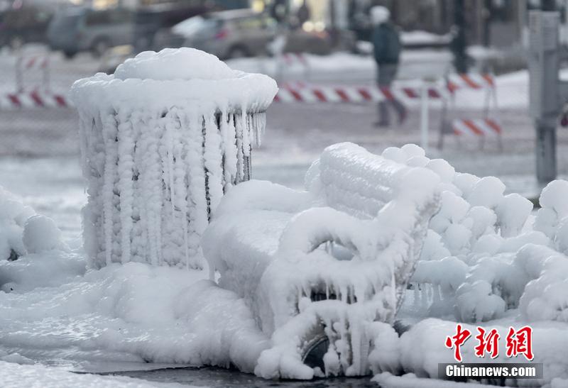 美国中东部遭暴风雪肆虐 街头房屋变“冰屋”