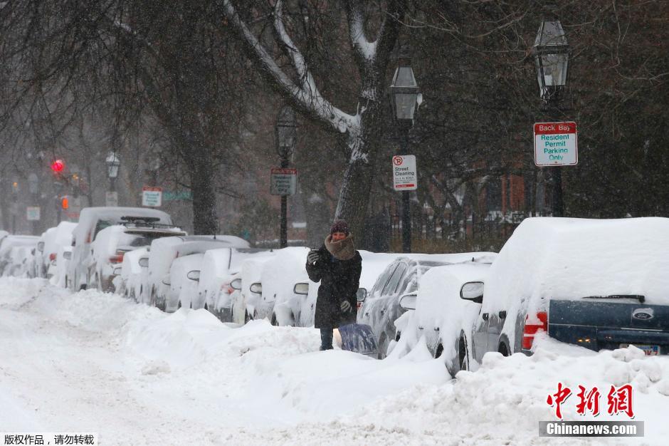 美国中东部遭暴风雪肆虐 街头房屋变“冰屋”