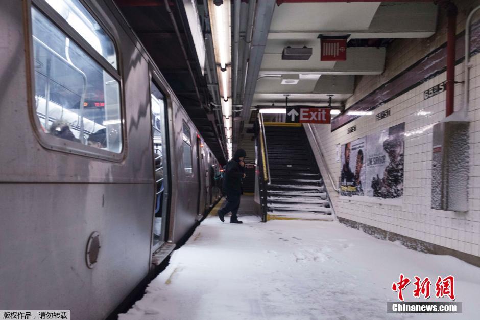 美国中东部遭暴风雪肆虐 街头房屋变“冰屋”