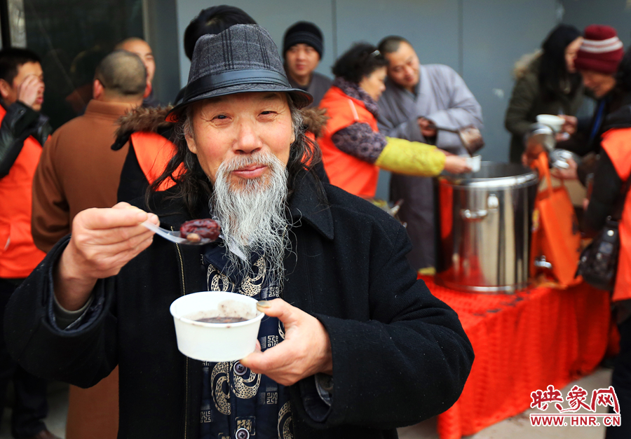 紫荆山施粥点“大胡子”雷锋刘高阳也来品尝腊八粥