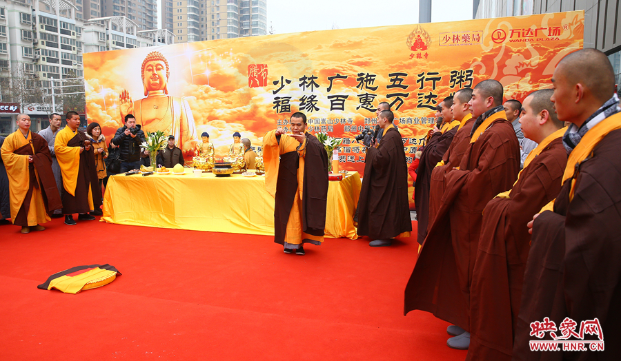 1月8日上午，郑州市中原万达广场上，少林寺的僧人们为腊八节做法事施粥。