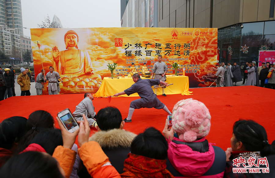 少林寺布施五行粥现场，少林僧人的武术表演