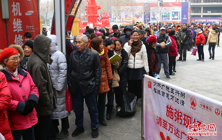 1月8日上午，少林寺布施腊八粥的现场市民排起了长队，足有上千人前来领取五行粥