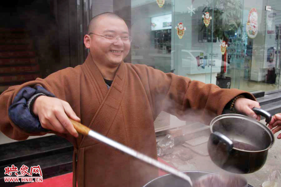 少林寺延芷法师正在施粥