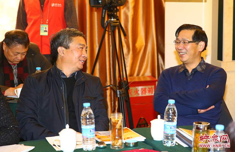 政协小组会议上政协委员们热烈讨论