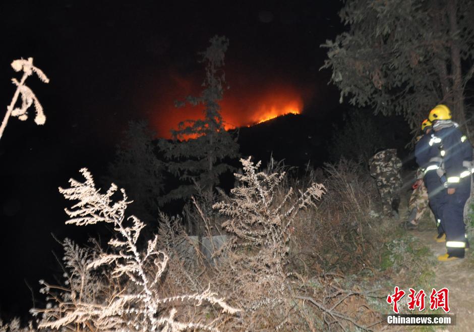 贵州福泉山火逼近民房 火势已得到控制