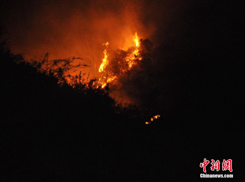 贵州福泉山火逼近民房 火势已得到控制